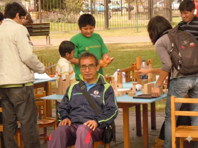 Niños jugando con bloques Magui en aula