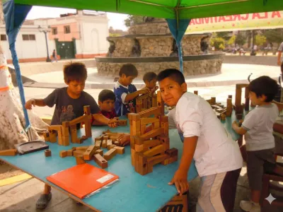 Estructuras complejas y canicas de madera